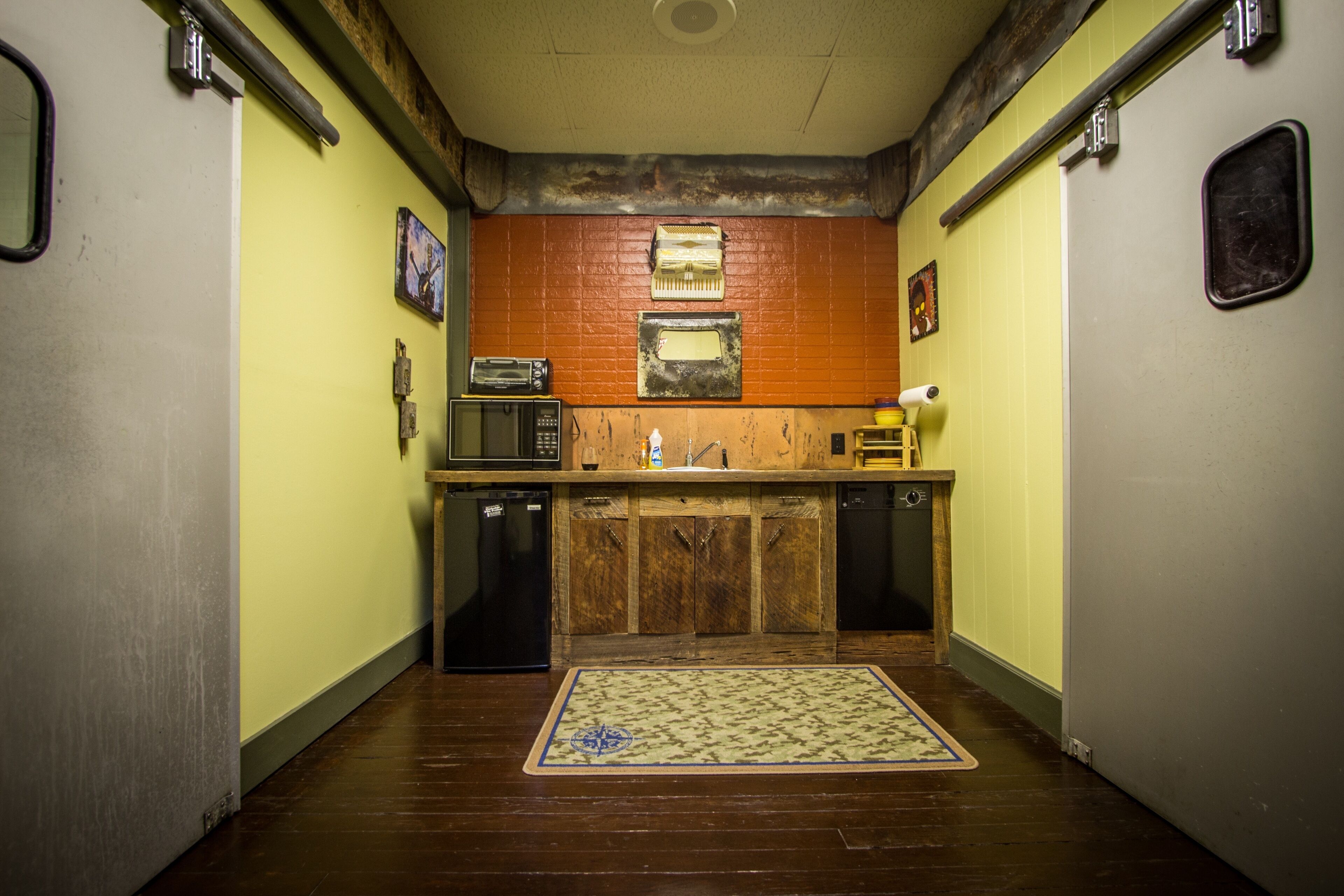 The Squeeze Box :   Rated #1 in 5 Stars  ★★ ★ ★ ★  by our guests