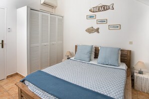 2 bedrooms, in-room safe, iron/ironing board, travel cot - 2 bedrooms, private pool and sea view (Orient Bay)