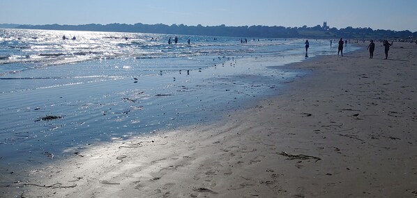 Beach nearby, sun-loungers - Walk to beach, Huge deck off spacious new kitchen, roof-deck, king master (Middletown)