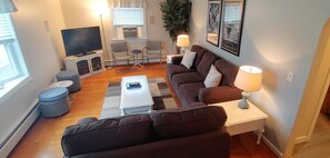 Una Smart TV, un reproductor de DVD, libros, una videoteca