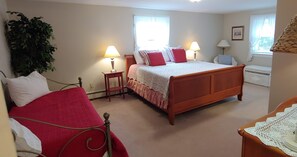 6 bedrooms, desk, iron/ironing board, travel crib