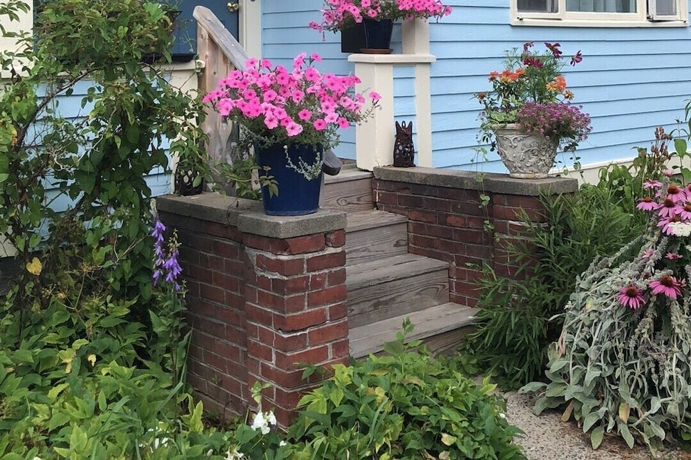 Downtown, walk to shops, eats, shuttle bus, library, Historic Shore Path