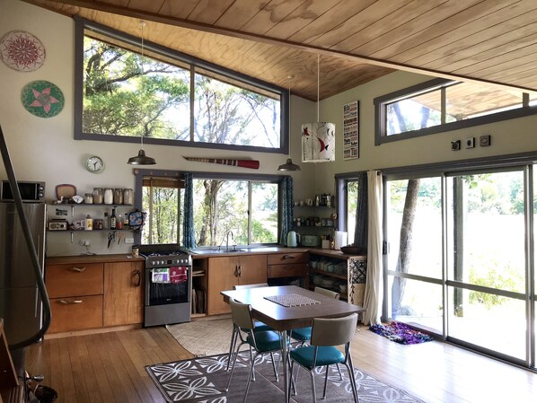 Jääkaappi, mikroaaltouuni, uuni, vedenkeitin