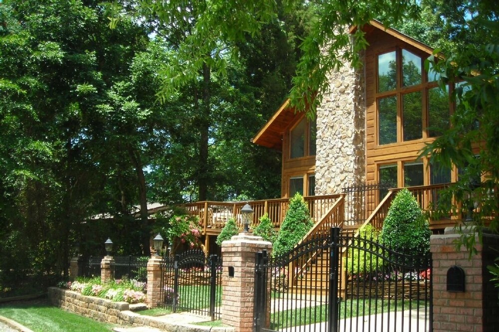 The Lakeview House - access to pier/dock, fire pit and lake access