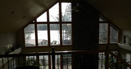 The Lakeview House - access to pier/dock, fire pit and lake access