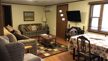 智能电视、壁炉、DVD 播放器、书