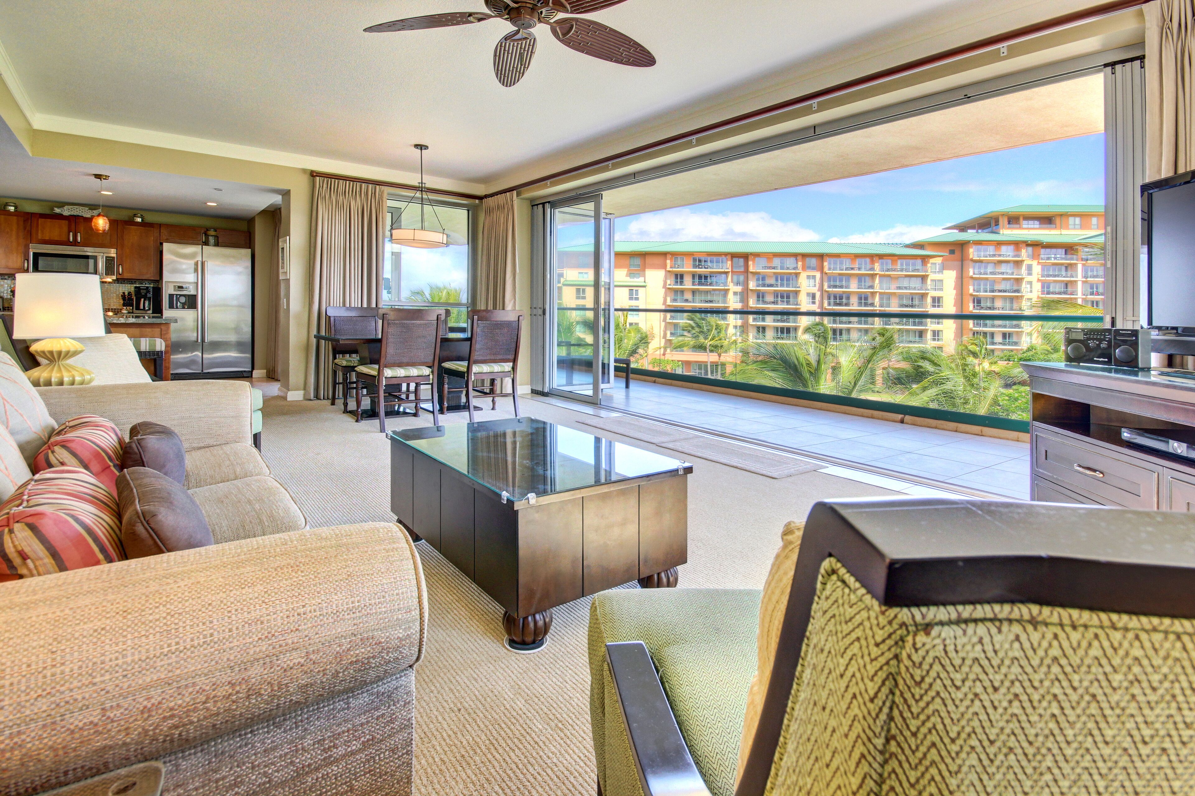 Télévision à écran plat, lecteur de DVD, jouets, livres