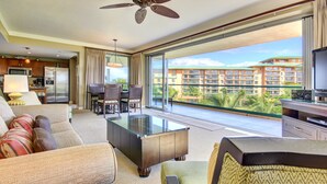 Ein Hotelzimmer mit Balkon, Essbereich und Küche.