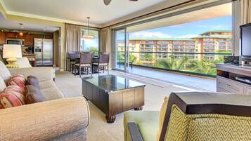 Télévision à écran plat, lecteur de DVD, jouets, livres