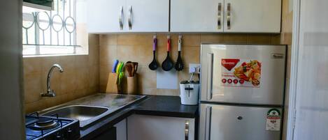 Microwave, oven, coffee/tea maker, cookware/dishes/utensils