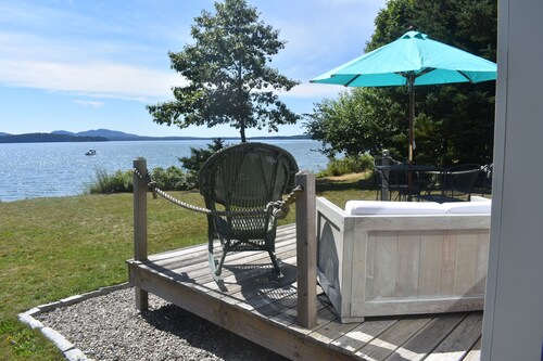 Oceanfront cottage with gorgeous views of Cadillac Mt.,seals and ocean birds