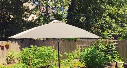 Boston's Jamaica Plain 2 bedroom & off street parking, laundry, streaming & WiFi