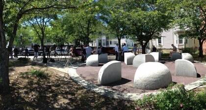 Boston's Jamaica Plain 2 bdrm w/ central air, parking, laundry, BBQ, & WiFi