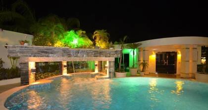 Top-Class Luxury Villa with Pool in the Heart of Sosua, 7 bedrooms