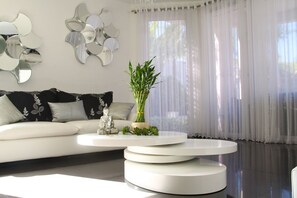 Televisión, reproductor de DVD, libros y videoteca 