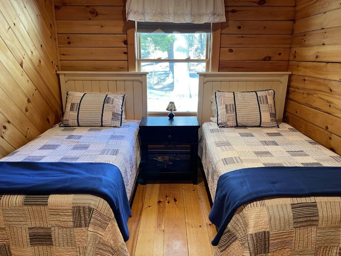 Waterfront Log Home, Dock, Child-Friendly Beach, High Speed Internet