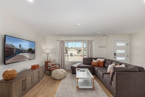 Living area - Quiet Scottsdale Retreat ~ 3BR ~ FirePit, Garage, EV Charging ~ Prime Location (Scottsdale)