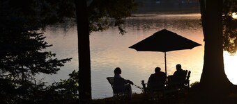 La pequeña cabaña blanca en el lago Tripp en Polonia, Maine. 