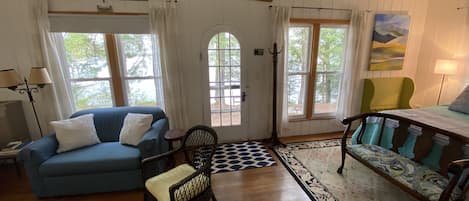 Smart-tv, dvd-spelare, böcker och ett filmbibliotek