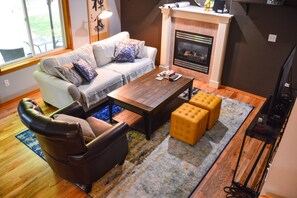 Smart TV, chimenea, monitor de computadora y impresora 