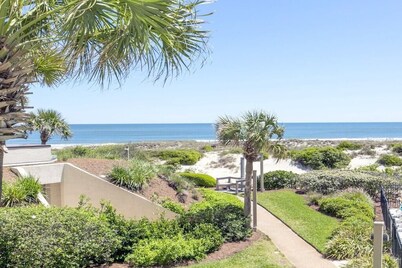 Find out what our guests love about this beautiful, oceanfront condo.