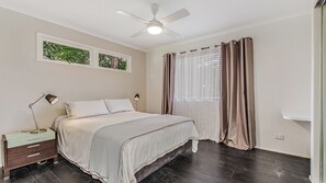 3 bedrooms, iron/ironing board, Internet, bed sheets - Charm & Character in the heart of Noosaville (Noosaville)