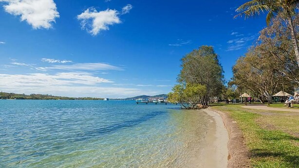A clear lake with boats, a sandy beach, and trees. - Charm & Character in the heart of Noosaville (Noosaville)