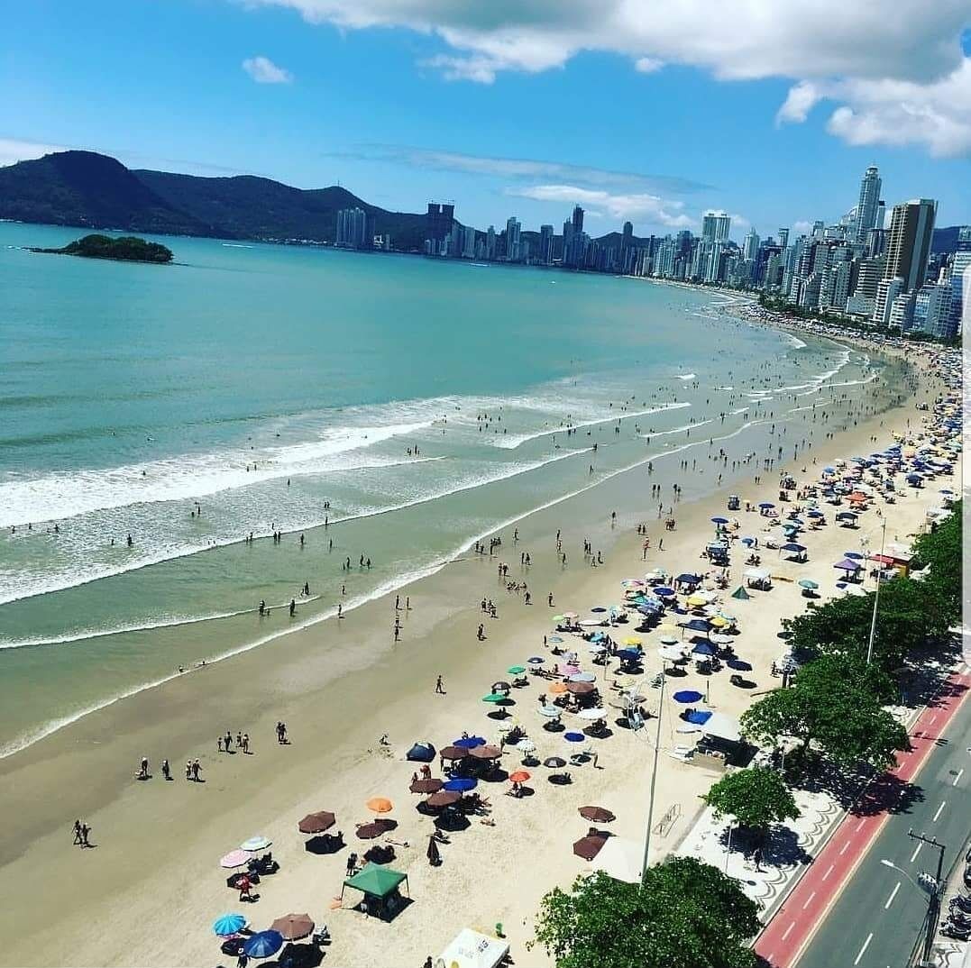 Ubicación cercana a la playa y tumbonas