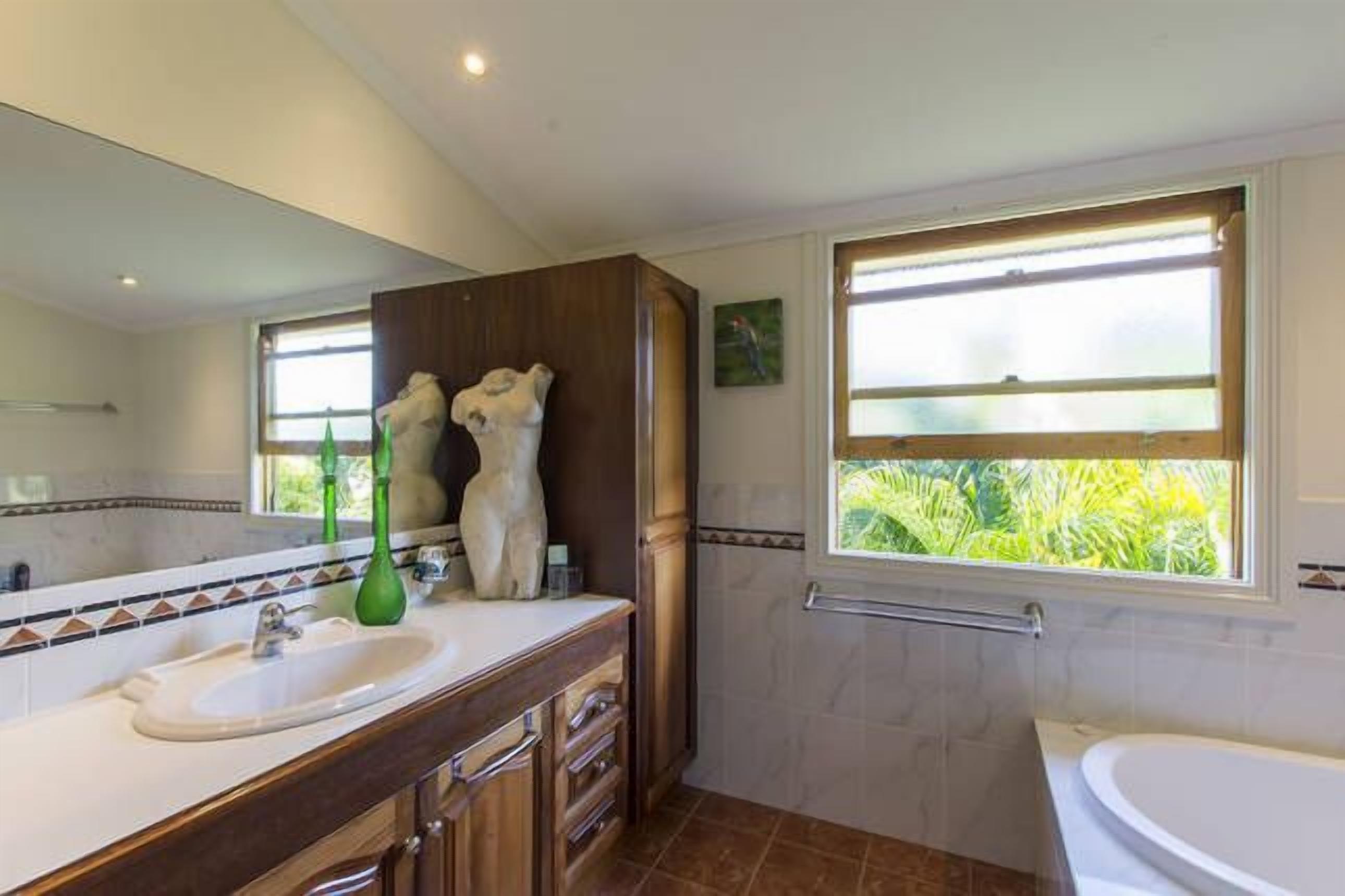 Seabreeze Sojourn - Queenslander one hectare near sea