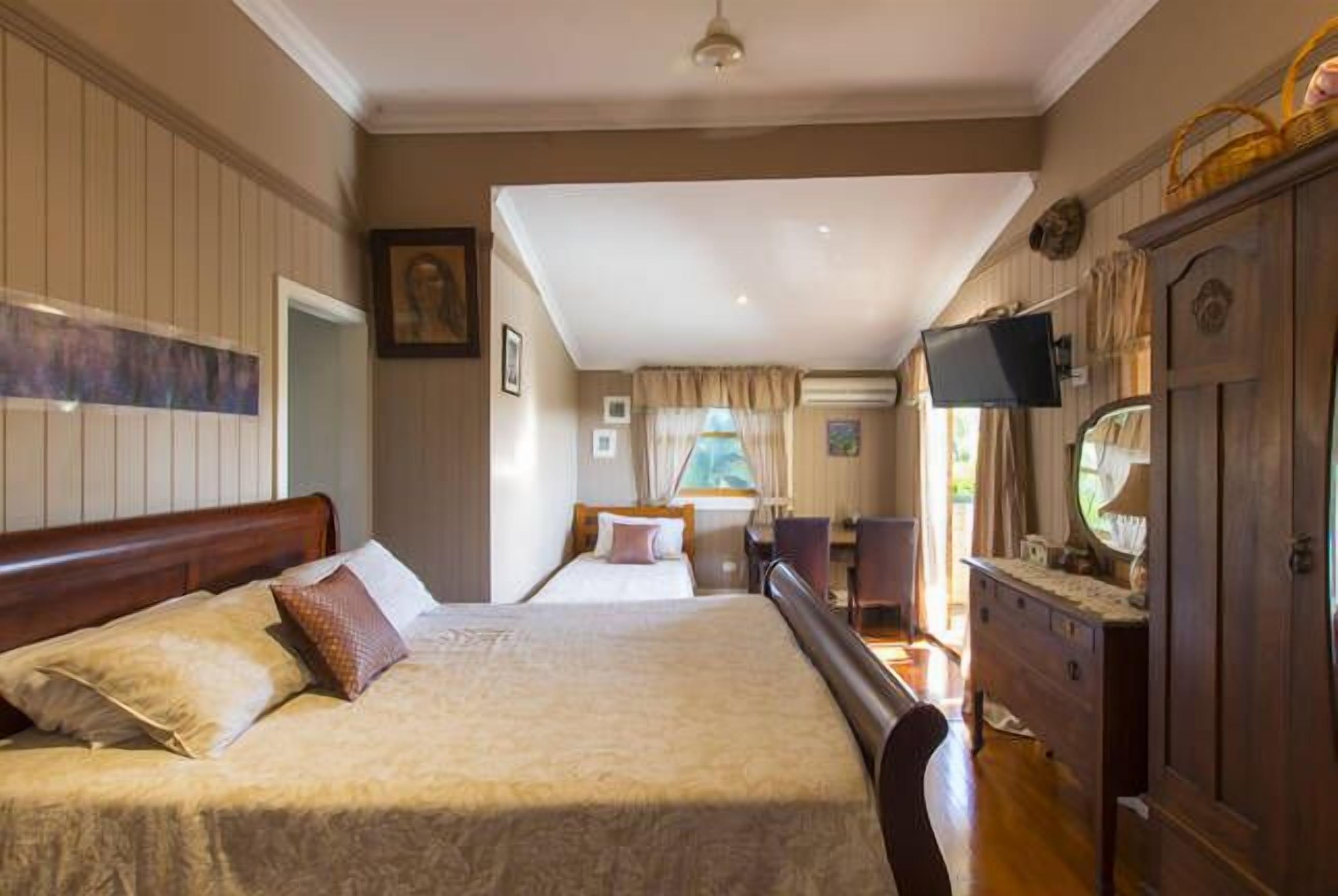 Seabreeze Sojourn - Queenslander one hectare near sea