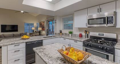 Painted Mt GOLF Course Views, Heated POOL, King Beds & TVs All BRs, 2 Bikes
