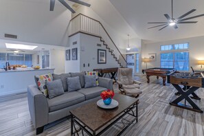 Smart TV, foosball, books - Painted Mt GOLF Course Views, Heated POOL, King Beds & TVs All BRs, 2 Bikes (Mesa)