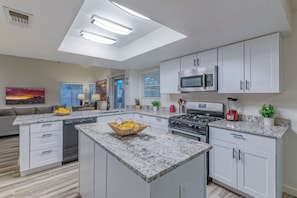 Fridge, microwave, oven, stovetop - Painted Mt GOLF Course Views, Heated POOL, King Beds & TVs All BRs, 2 Bikes (Mesa)