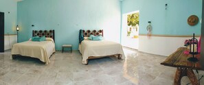 4 quartos, ferros/tábuas de passar roupa, roupa de cama