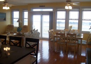 Een smart-tv, een dvd-speler, boeken en een stereo