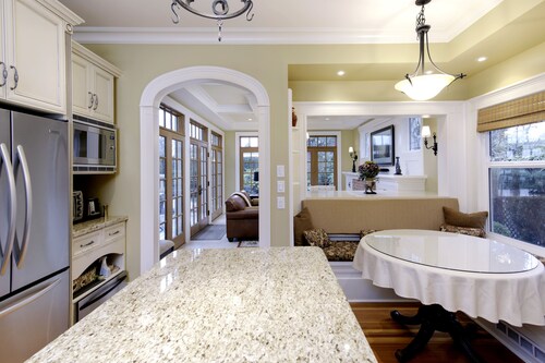 FIFA 2026 VANCOUVER,4BR Luxury Home,AC,Parking,Easy Skytrain to BC Place Stadium