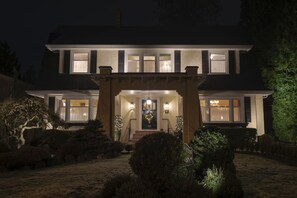 Exterior - FIFA 2026 VANCOUVER,4BR Luxury Home,AC,Parking,Easy Skytrain to BC Place Stadium (Burnaby)