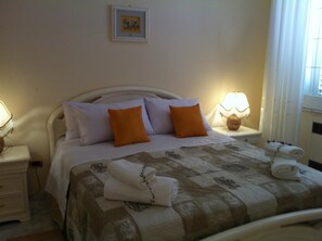3 bedrooms, desk, iron/ironing board, WiFi