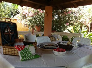 تناول الطعام بالخارج