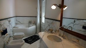 Combined shower/bathtub, jetted bath, hair dryer, bidet - Sicilian villa with pool (Marsala)