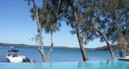 Casa de lujo frente al mar con piscina infinita a 5 minutos de los servicios para familias