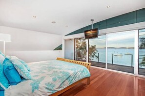 4 bedrooms, desk, iron/ironing board, travel cot - Luxury Waterfront Home with pool and spa family and pet friendly. (Balcolyn)