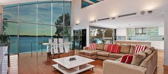 Luksus Waterfront Home med infinity pool 5 minutter fra faciliteter familievenlig