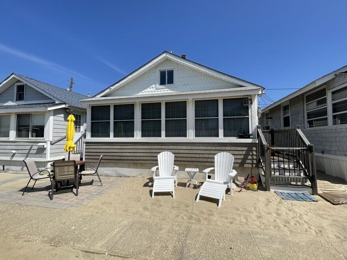 Beautiful Beach House Set Right in the Sand. Parking & 4 beach badges included.