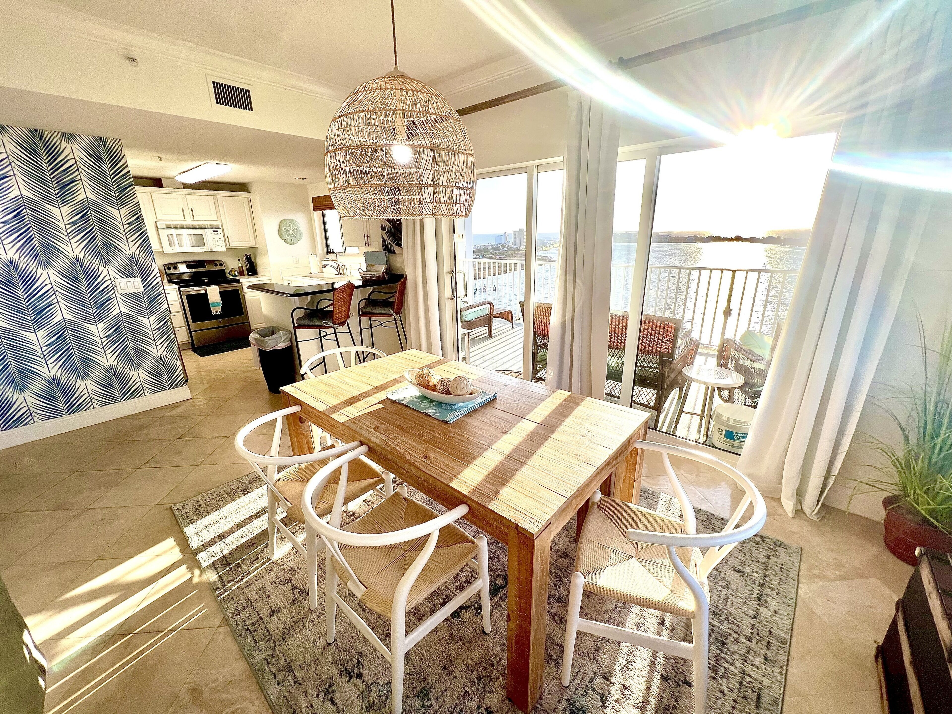 Amazing corner views, BEST SUNSETS ON THE BEACH! 