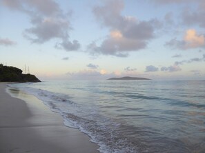 Plage à proximité, chaises longues, serviettes de plage