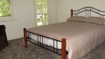 3 bedrooms, iron/ironing board, bed sheets