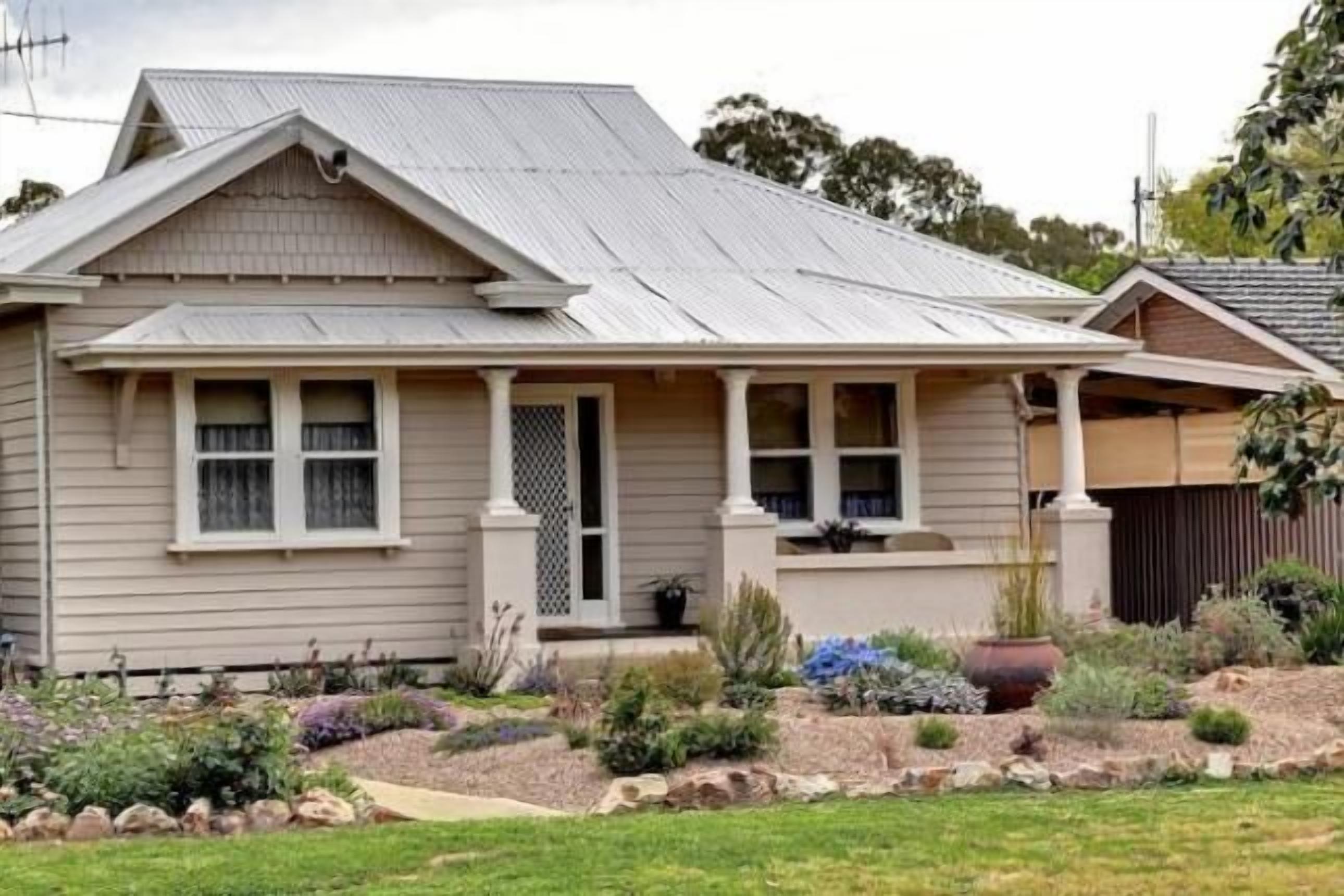 Self contained cottage close to everything