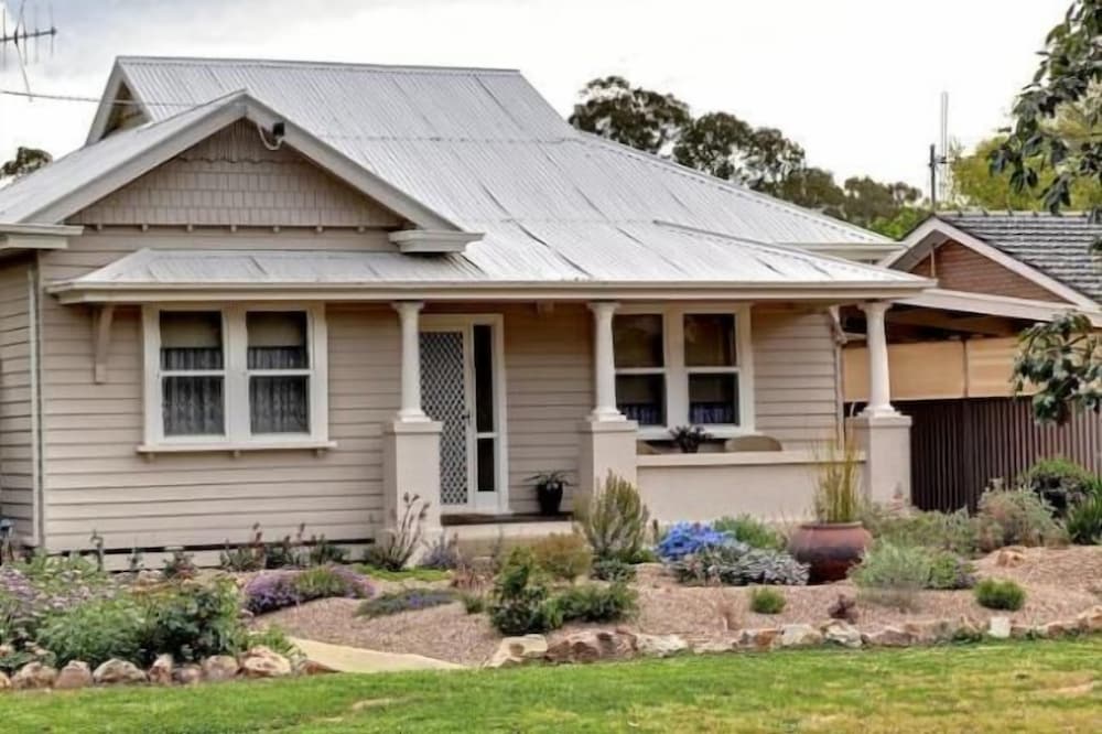 Self contained cottage close to everything