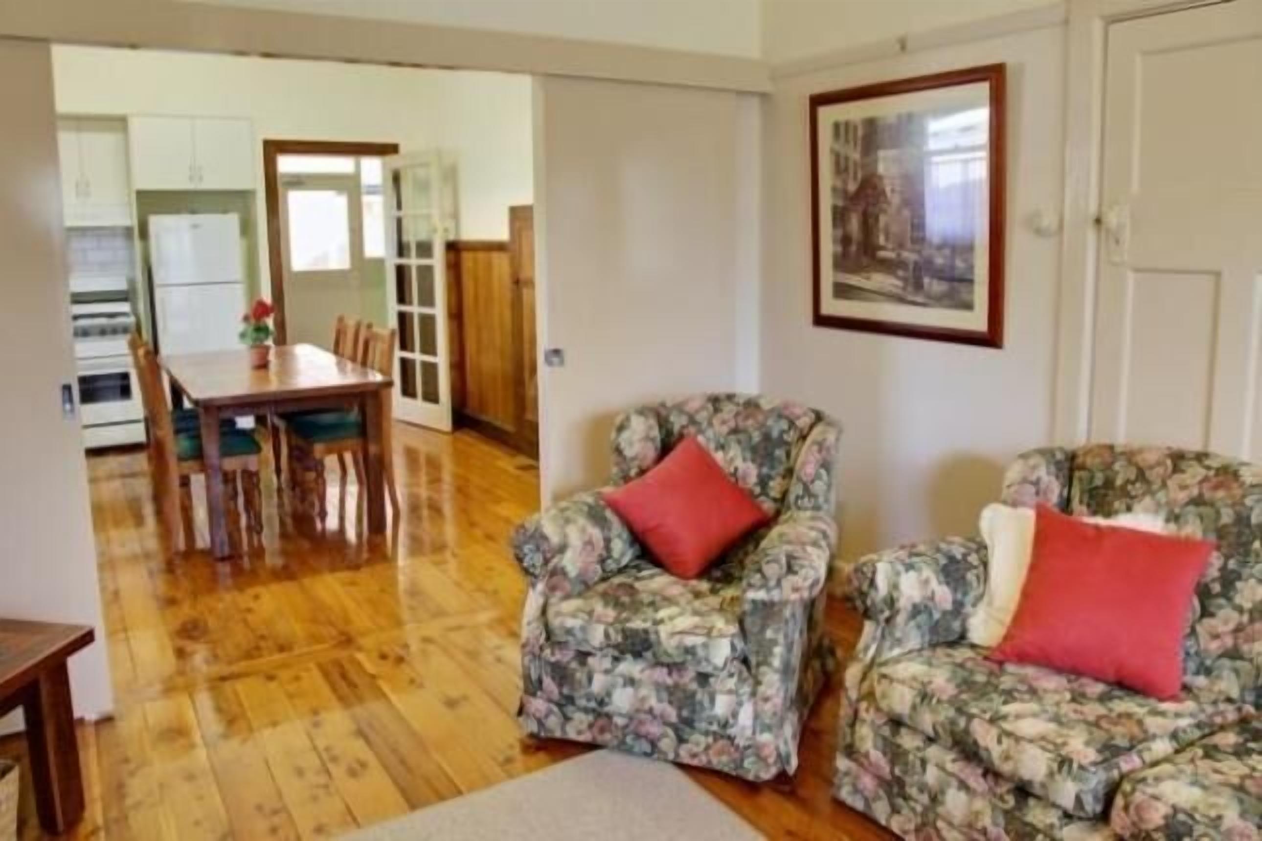 Self contained cottage close to everything